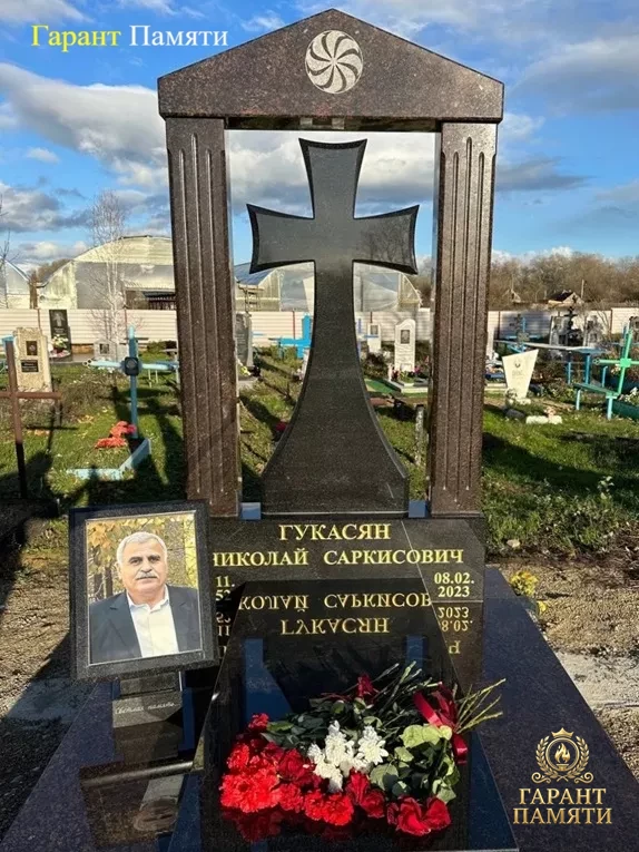 Памятник в форме креста